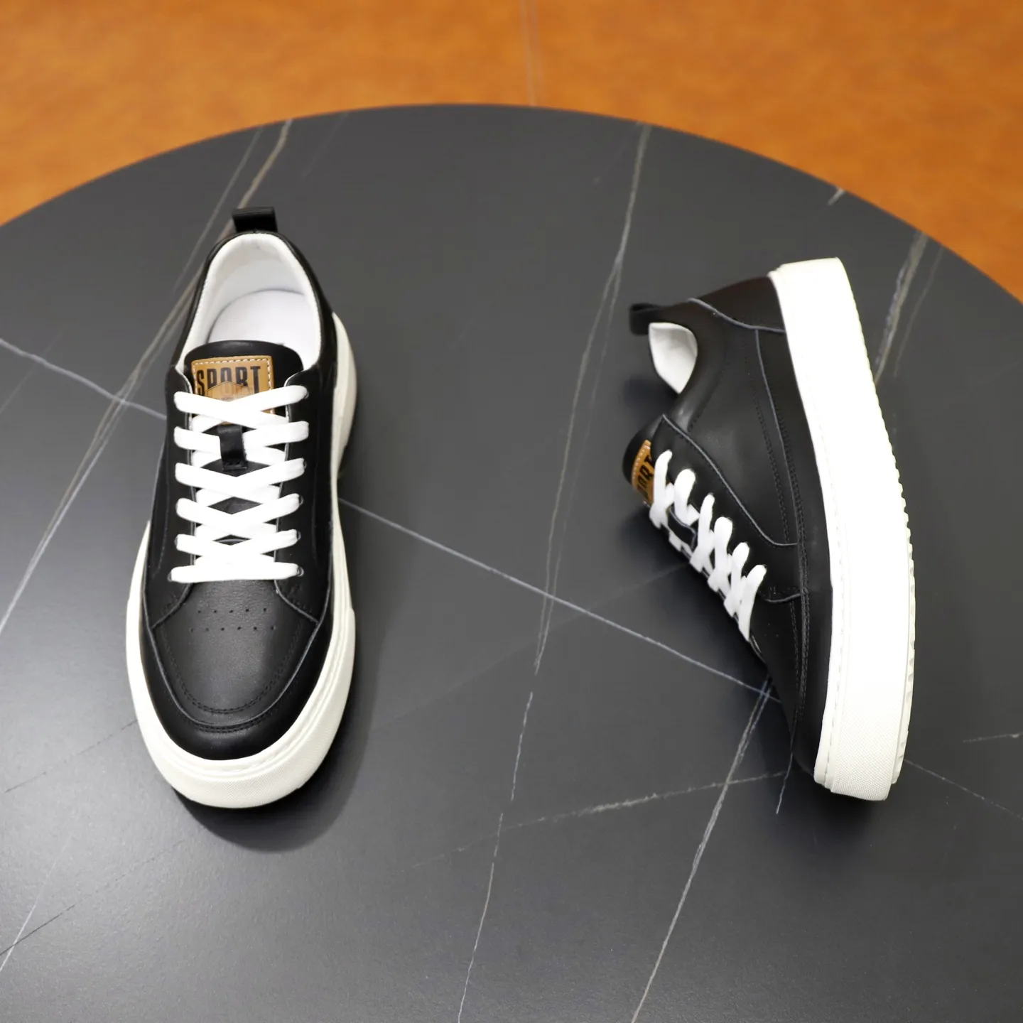 Ex-factory price: 442💰🙅‍♂️🙅‍♂️🙅‍♂️ Brand: PRADA Standard code: 38–44 (45 can be customized) Grade: Same as the official website Material: Original cowhide fabric Comfortable pigskin lining Lightweight wear-resistant outsole Style category: Men's fashionable casual shoes and boots Running sports shoes Distinguished luxury brand elements Top luxury Color: actual picture color